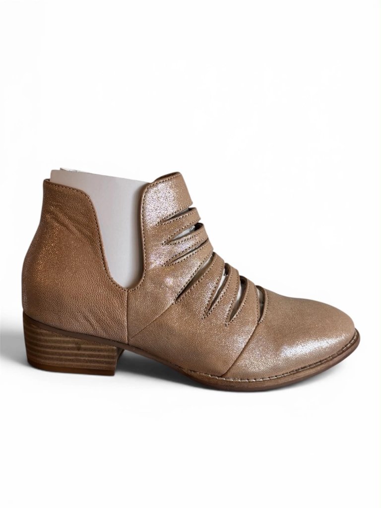 Seychelles Iceberg Metallic Leather Women's Size 6 P1